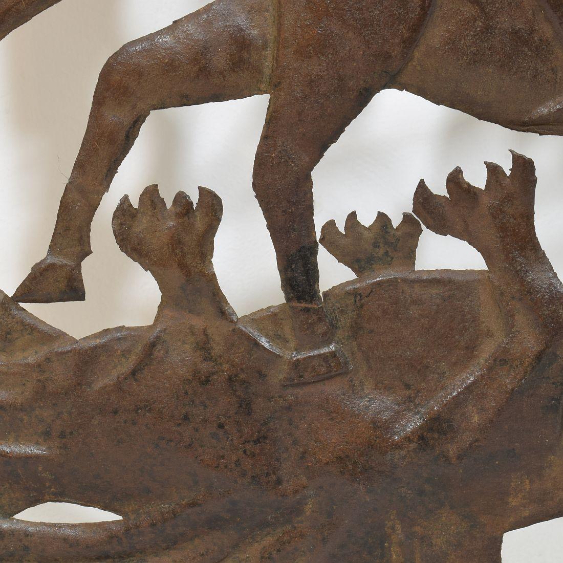 Petite porte en fer italienne représentant Saint George, 16e-17e siècle en vente 8