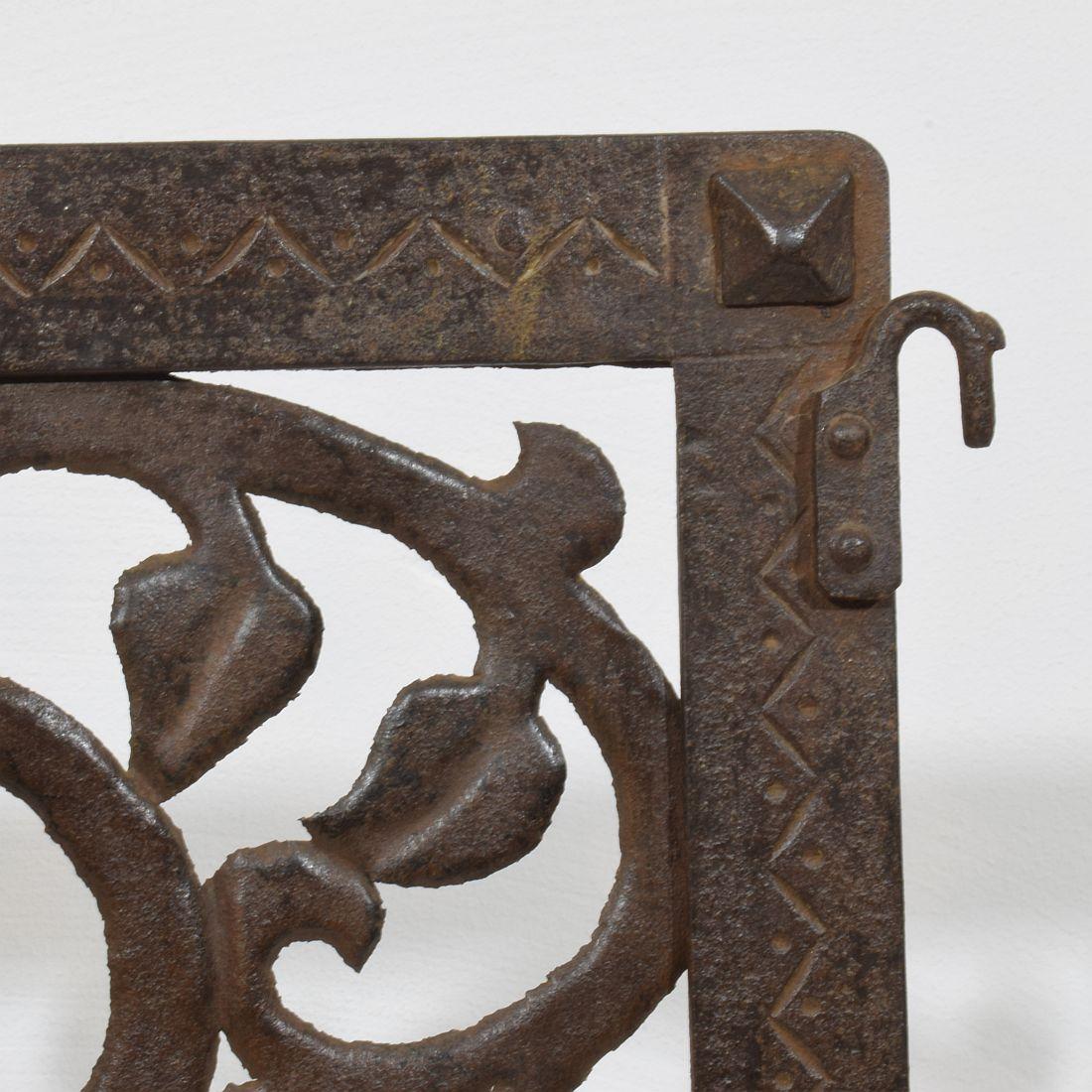 Petite porte en fer italienne représentant Saint George, 16e-17e siècle en vente 9