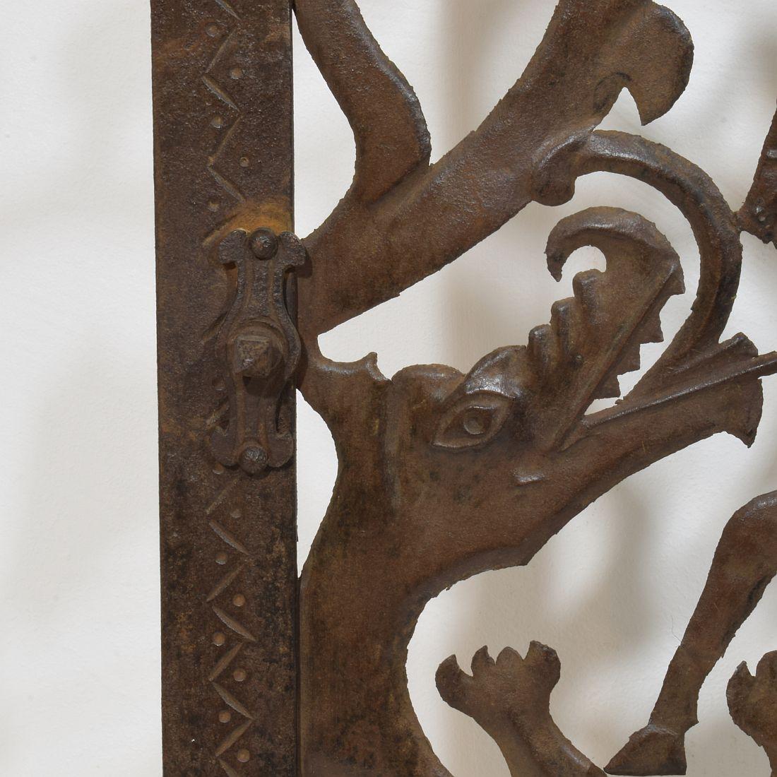 Petite porte en fer italienne représentant Saint George, 16e-17e siècle en vente 10