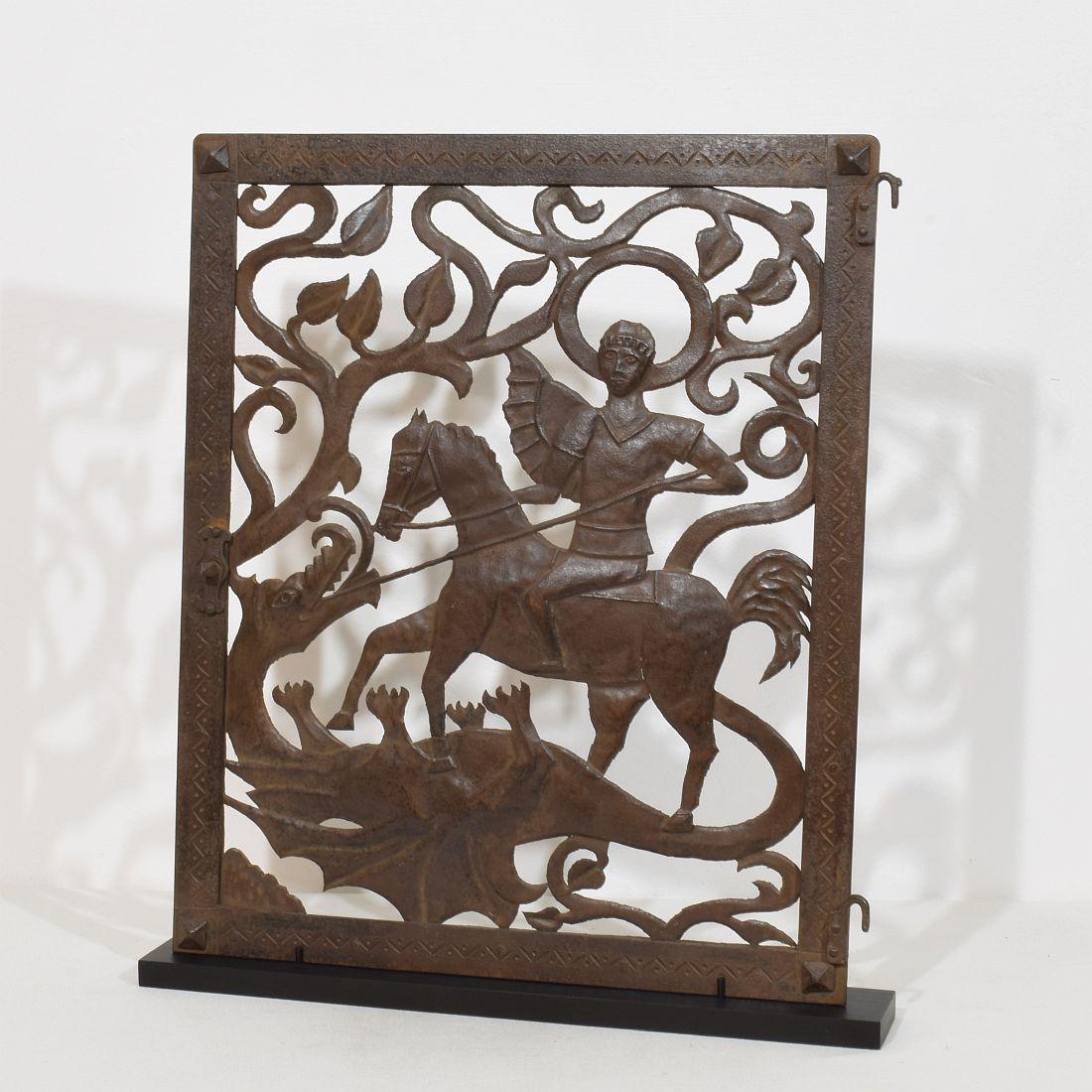 Une pièce d'époque étonnante.
Magnifique petite porte en fer qui a probablement eu sa place dans une chapelle italienne.
Elle représente Saint Georges tuant le dragon. Beau style naïf.
Italie vers 1500-1700
Réparation ancienne et altérée.
Les
