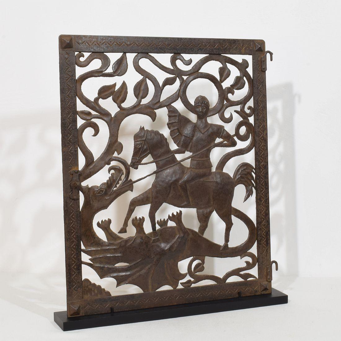Petite porte en fer italienne représentant Saint George, 16e-17e siècle Bon état - En vente à Buisson, FR