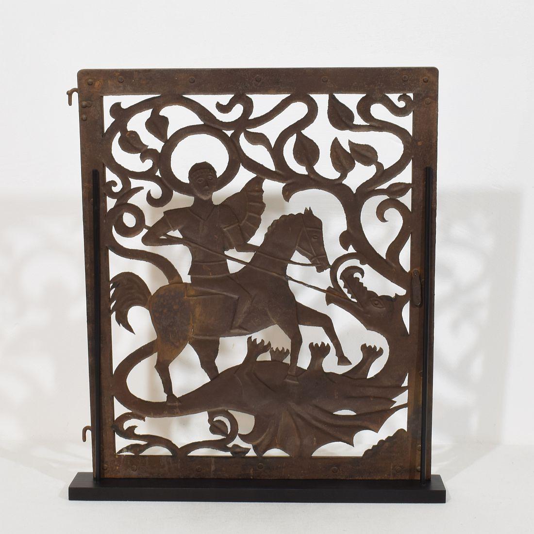 Fer Petite porte en fer italienne représentant Saint George, 16e-17e siècle en vente