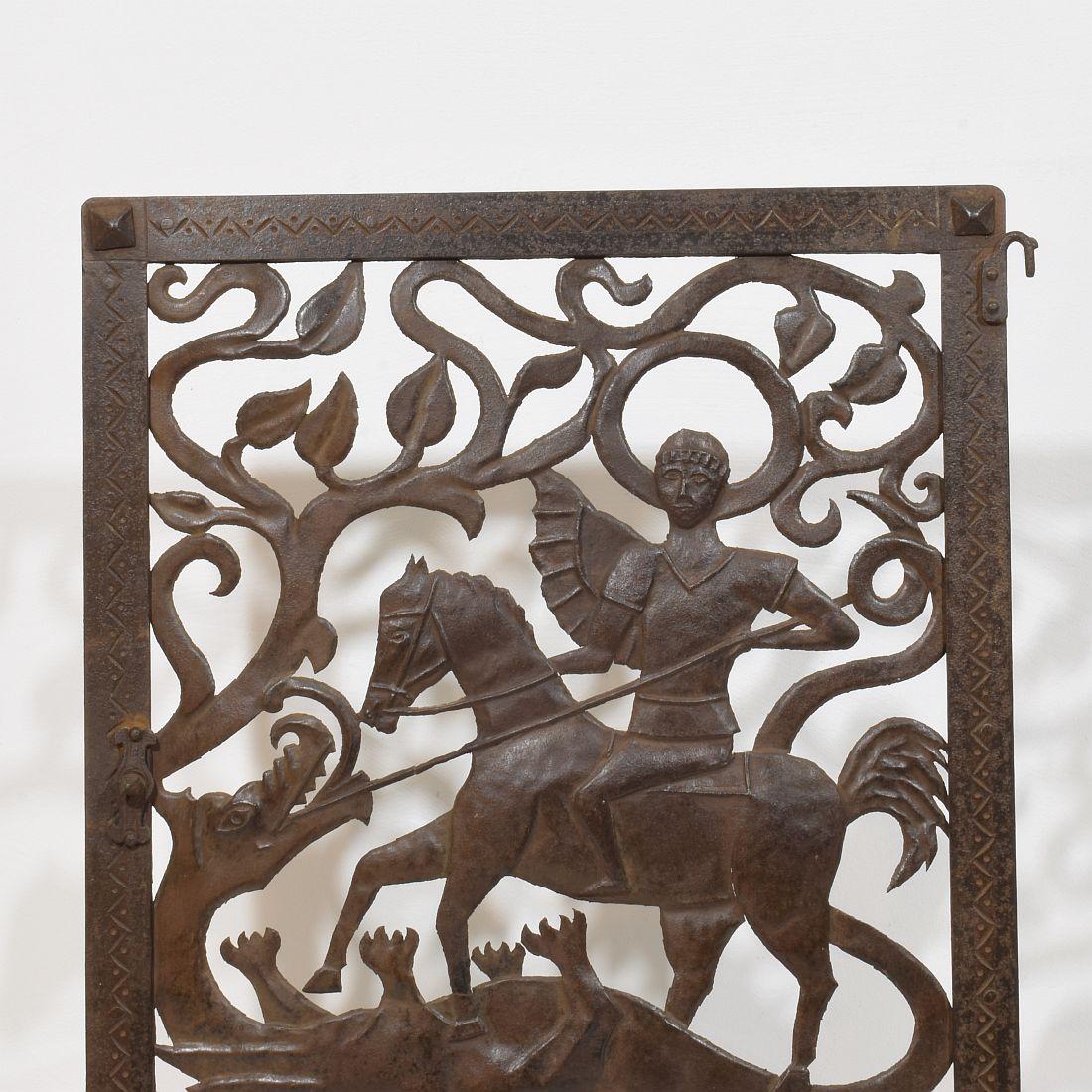 Petite porte en fer italienne représentant Saint George, 16e-17e siècle en vente 1