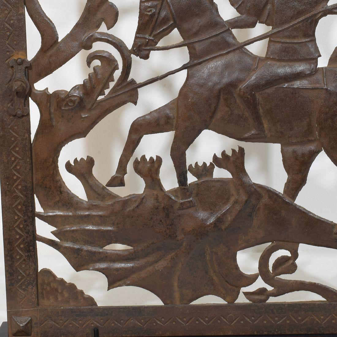 Petite porte en fer italienne représentant Saint George, 16e-17e siècle en vente 4