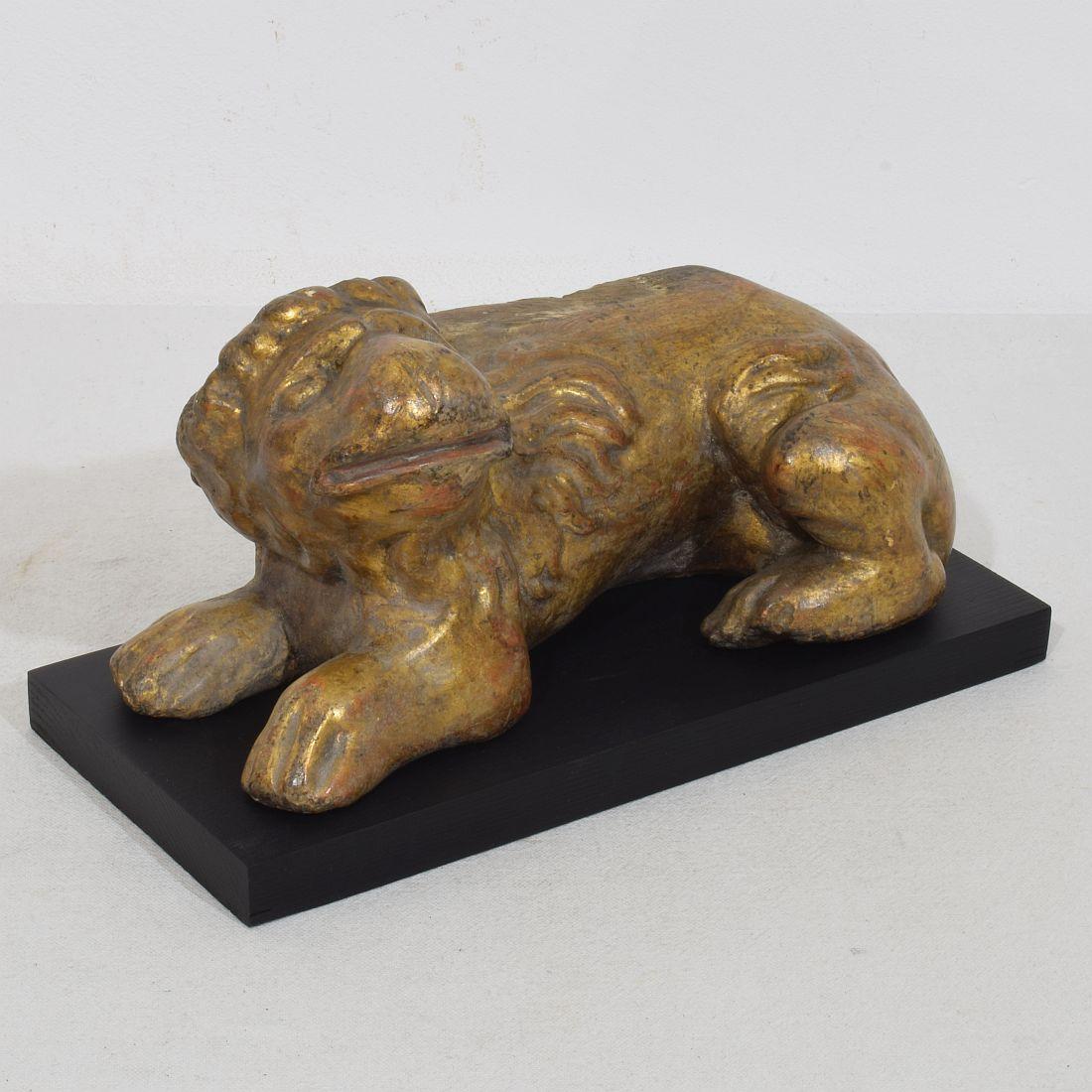 Italian 16th century Hand Carved Wooden Lion In Good Condition For Sale In Buisson, FR