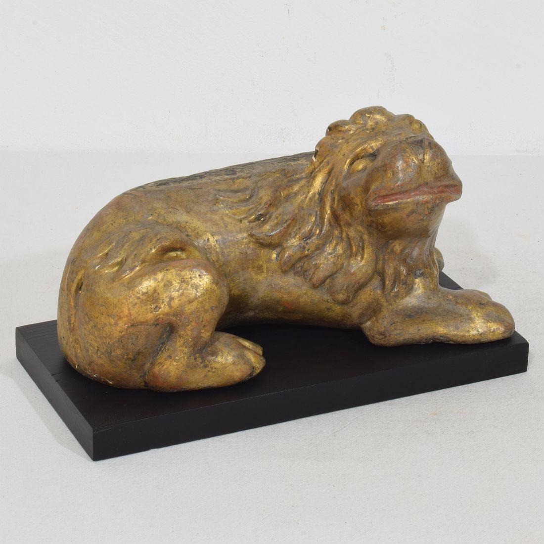 18th Century and Earlier Italian 16th century Hand Carved Wooden Lion For Sale