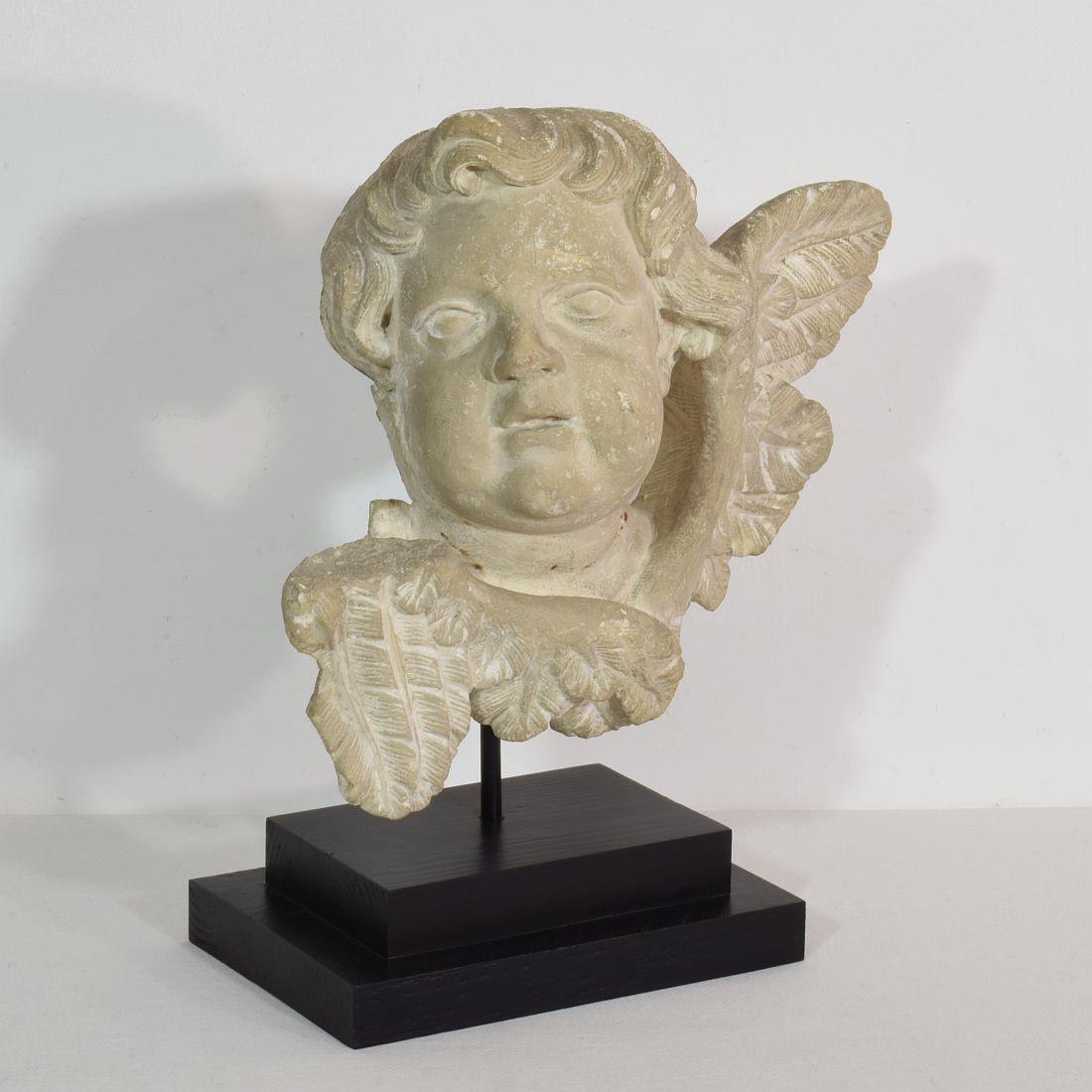 Great and unique find. Hand carved limestone baroque angelhead
Italy, circa 1650-1750.
Weathered and small losses.
Measurement includes the wooden base.