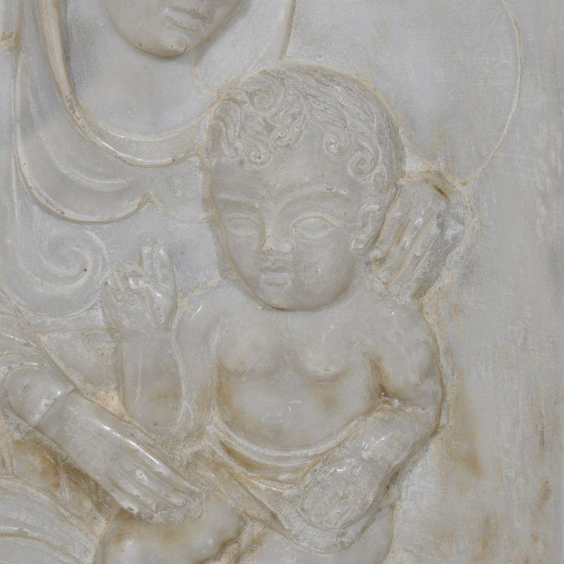 Panneau en marbre italien du 17ème siècle représentant Madone et enfant 4