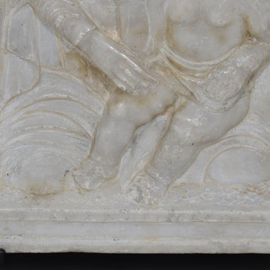 Panneau en marbre italien du 17ème siècle représentant Madone et enfant 5