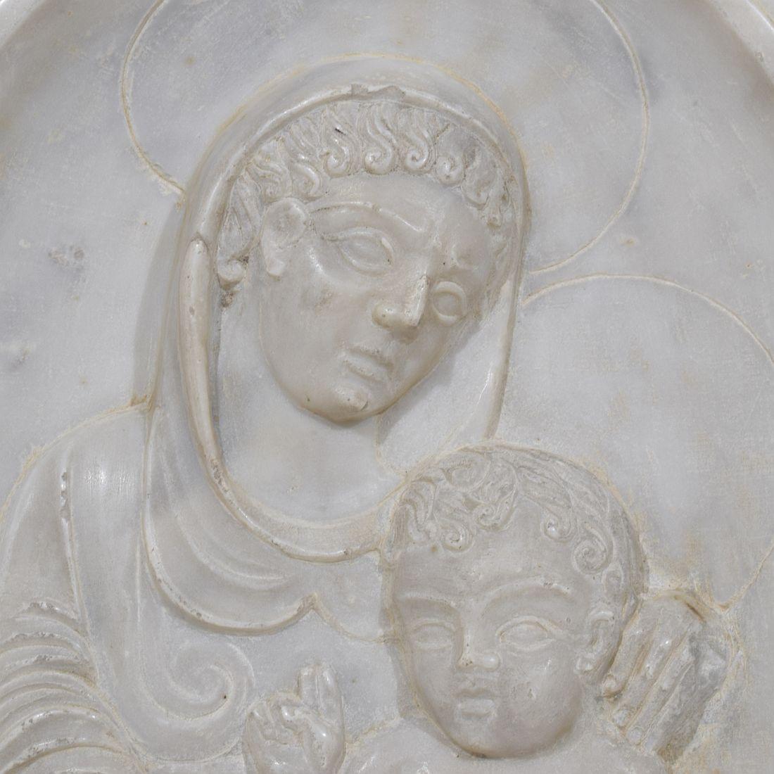 Panneau en marbre italien du 17ème siècle représentant Madone et enfant 6
