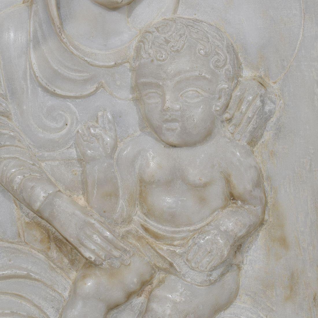 Panneau en marbre italien du 17ème siècle représentant Madone et enfant 7