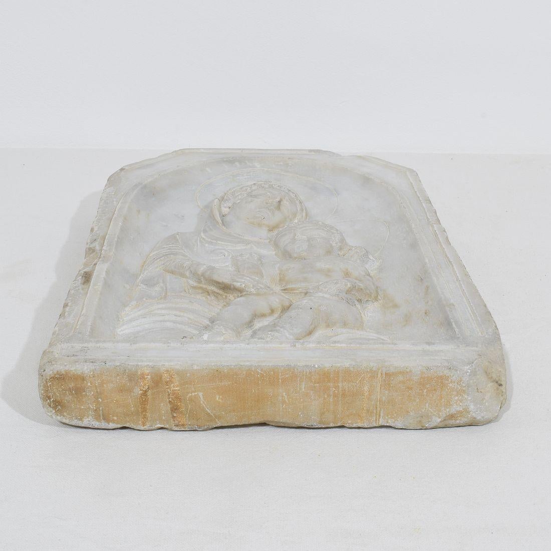 Panneau en marbre italien du 17ème siècle représentant Madone et enfant 10