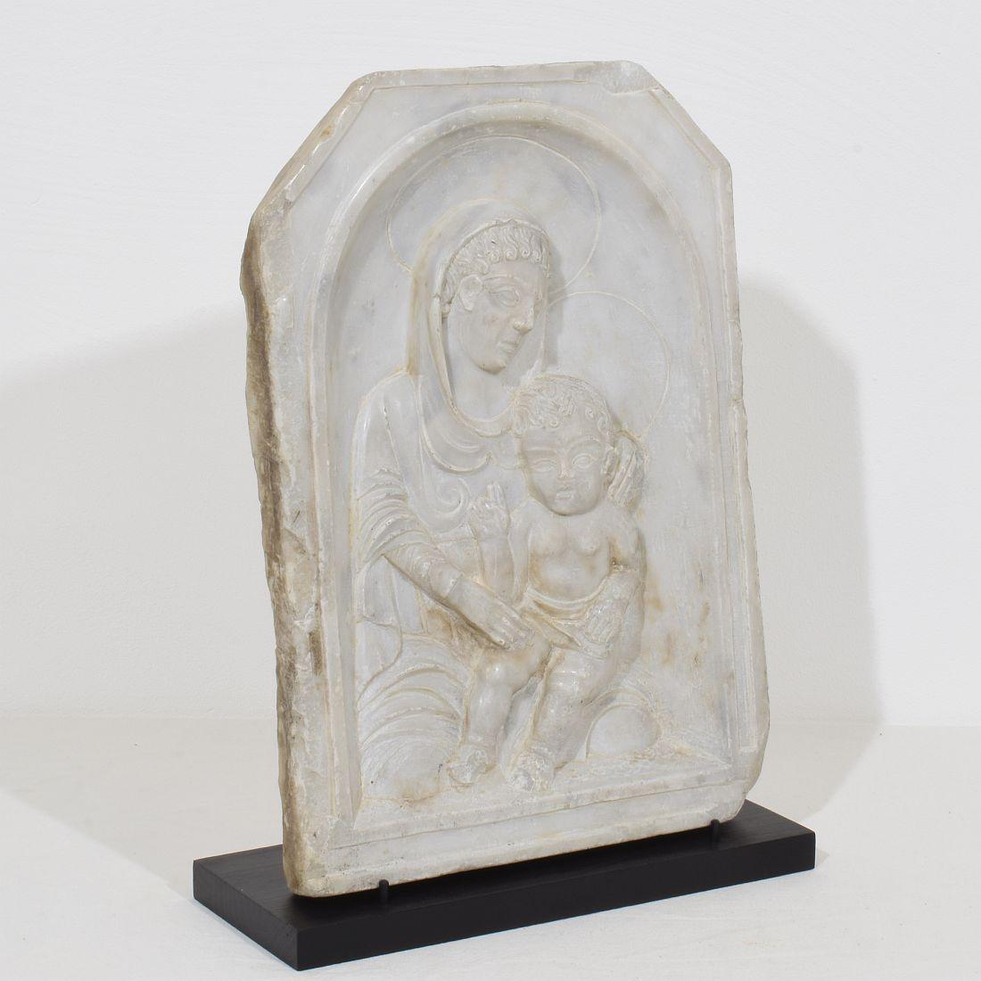 Sculpté à la main Panneau en marbre italien du 17ème siècle représentant Madone et enfant
