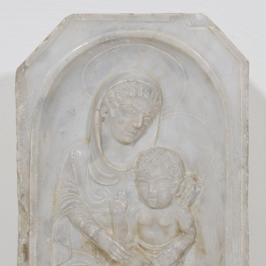 Panneau en marbre italien du 17ème siècle représentant Madone et enfant 1