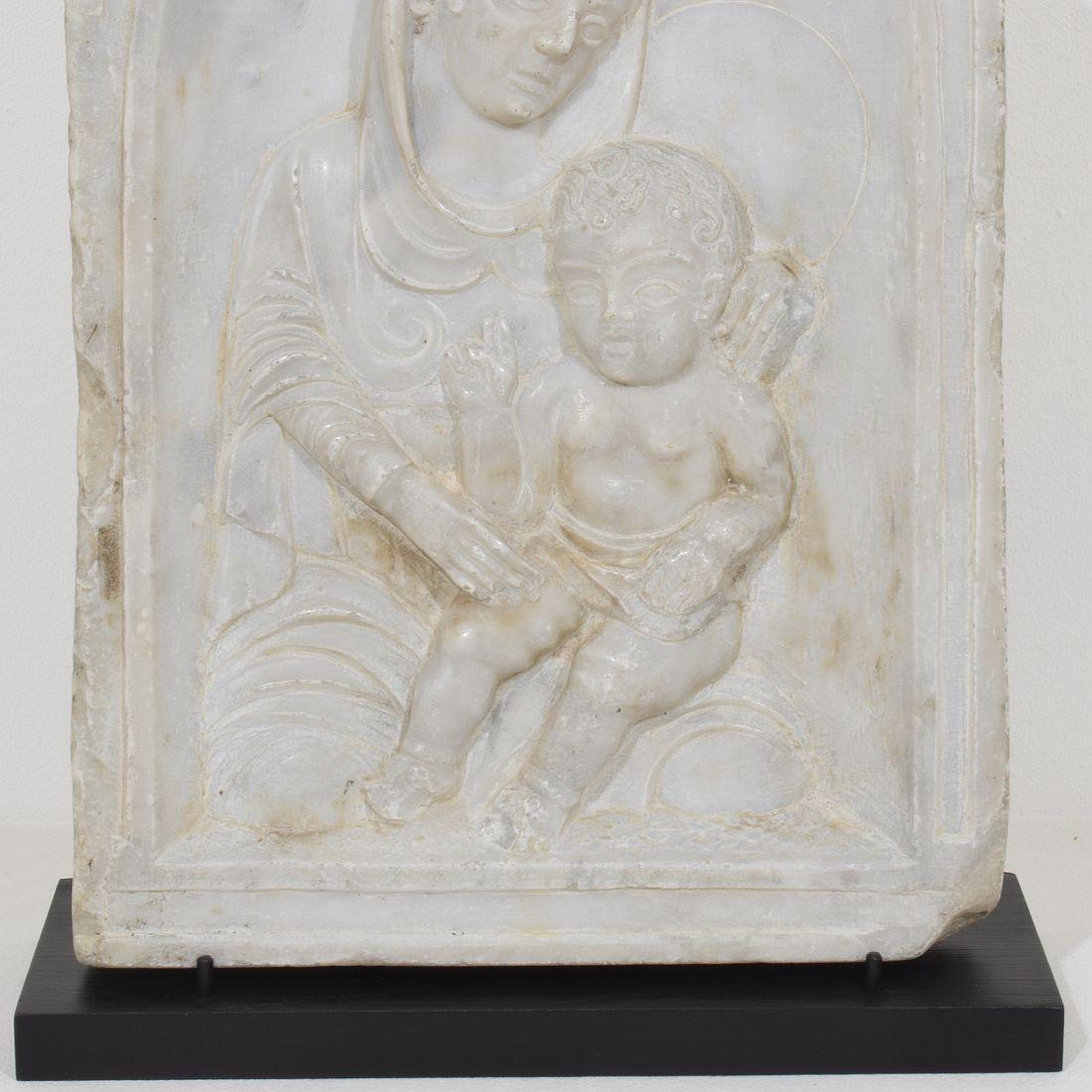Panneau en marbre italien du 17ème siècle représentant Madone et enfant 2