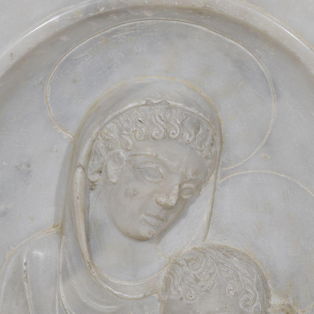 Panneau en marbre italien du 17ème siècle représentant Madone et enfant 3