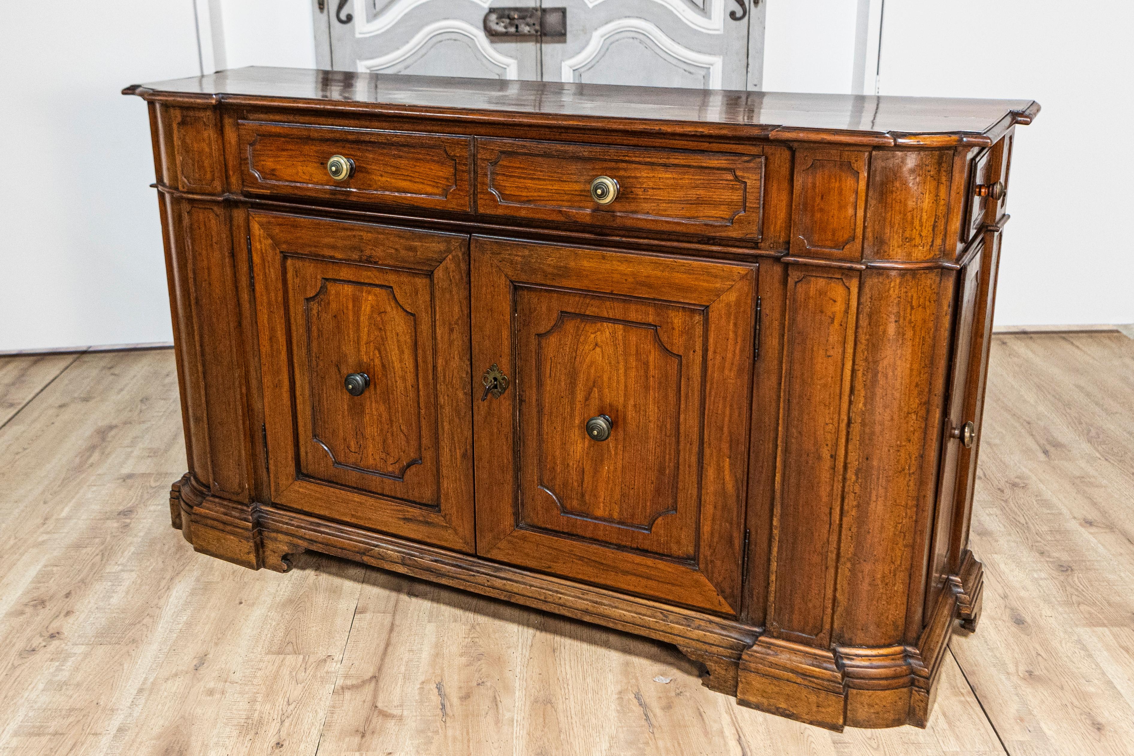 Italian 1700s Walnut Credenza with Four Drawers, Four Doors and Pilasters For Sale 11