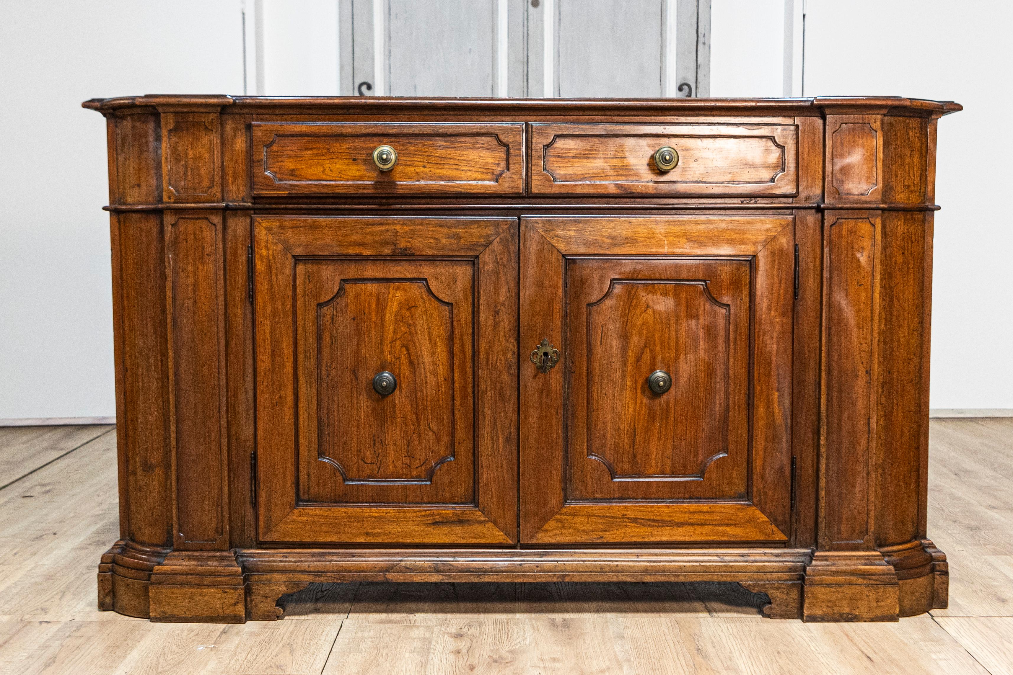 Italian 1700s Walnut Credenza with Four Drawers, Four Doors and Pilasters For Sale 12