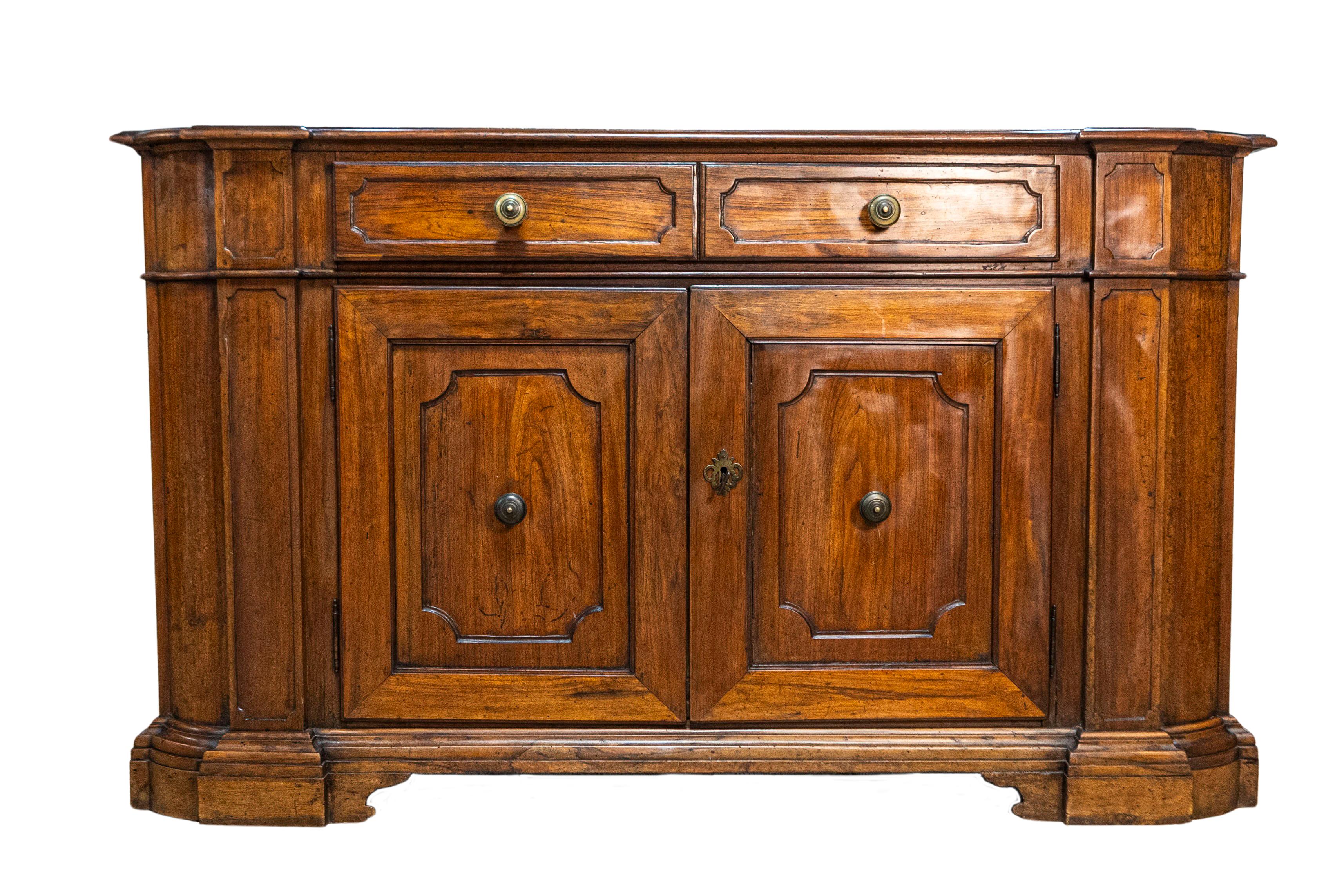 An Italian walnut credenza from circa 1700 with four drawers and four doors. This magnificent Italian walnut credenza from circa 1700 is a testament to classic craftsmanship and enduring style. Featuring a well-proportioned façade, this piece