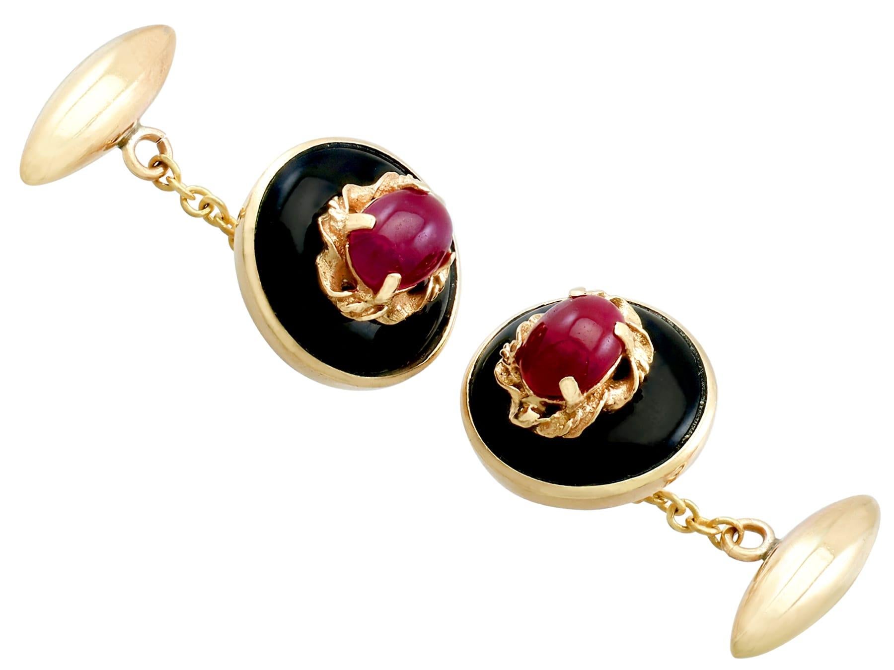 Cabochon Italian 1.75 Carat Ruby and Onyx Yellow Gold Cufflinks For Sale