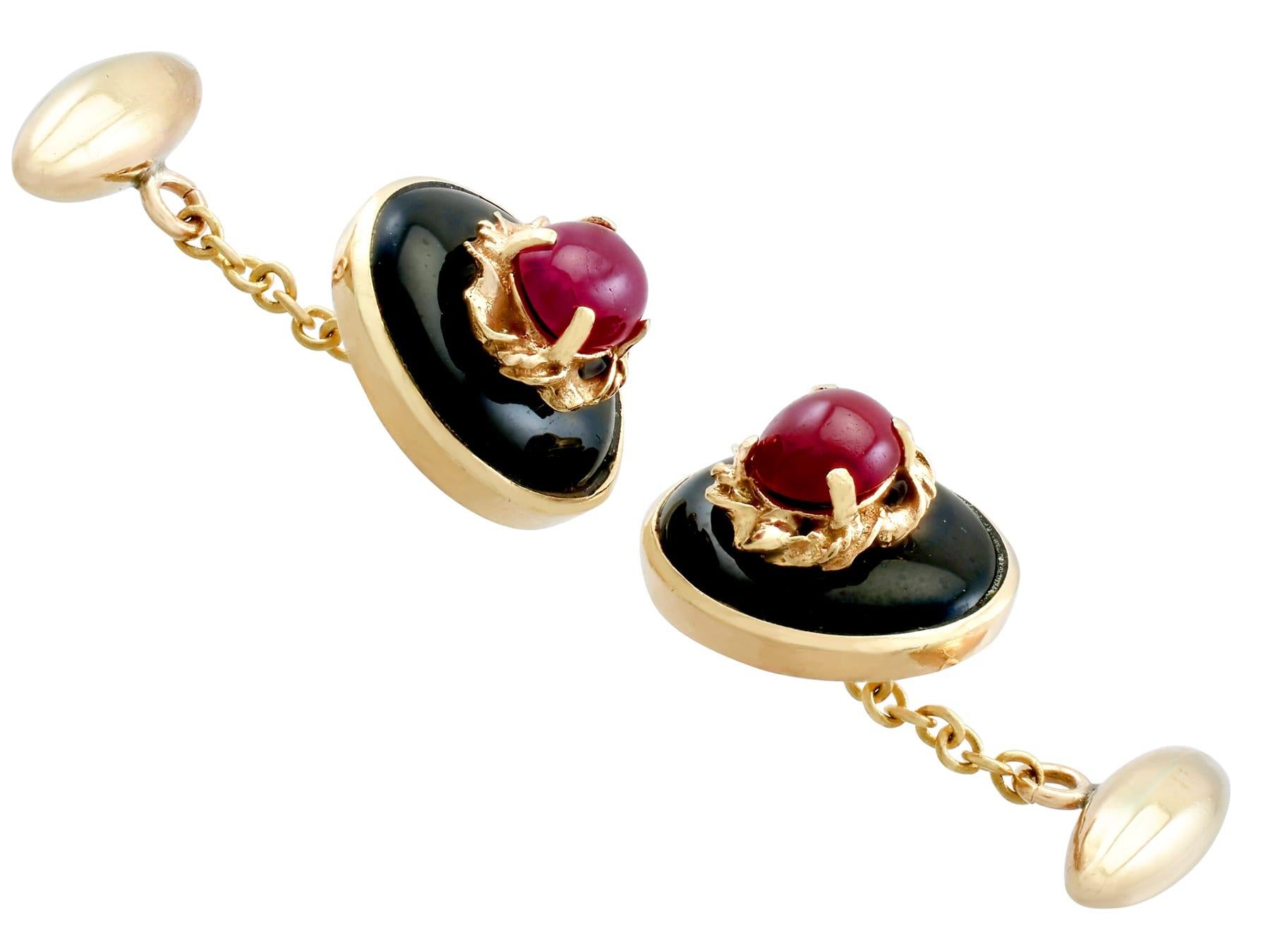 Italian 1.75 Carat Ruby and Onyx Yellow Gold Cufflinks In Excellent Condition For Sale In Jesmond, Newcastle Upon Tyne