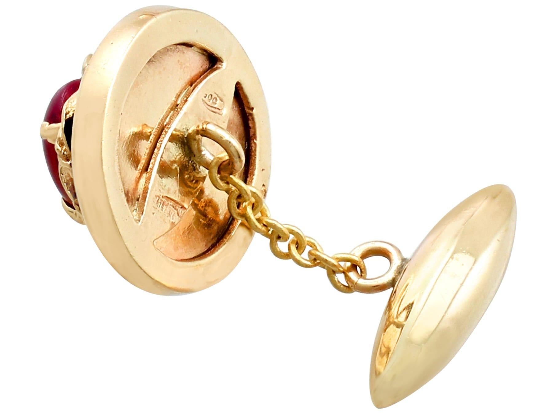 Boutons de manchette italiens en or jaune et onyx avec rubis de 1,75 carat Unisexe en vente