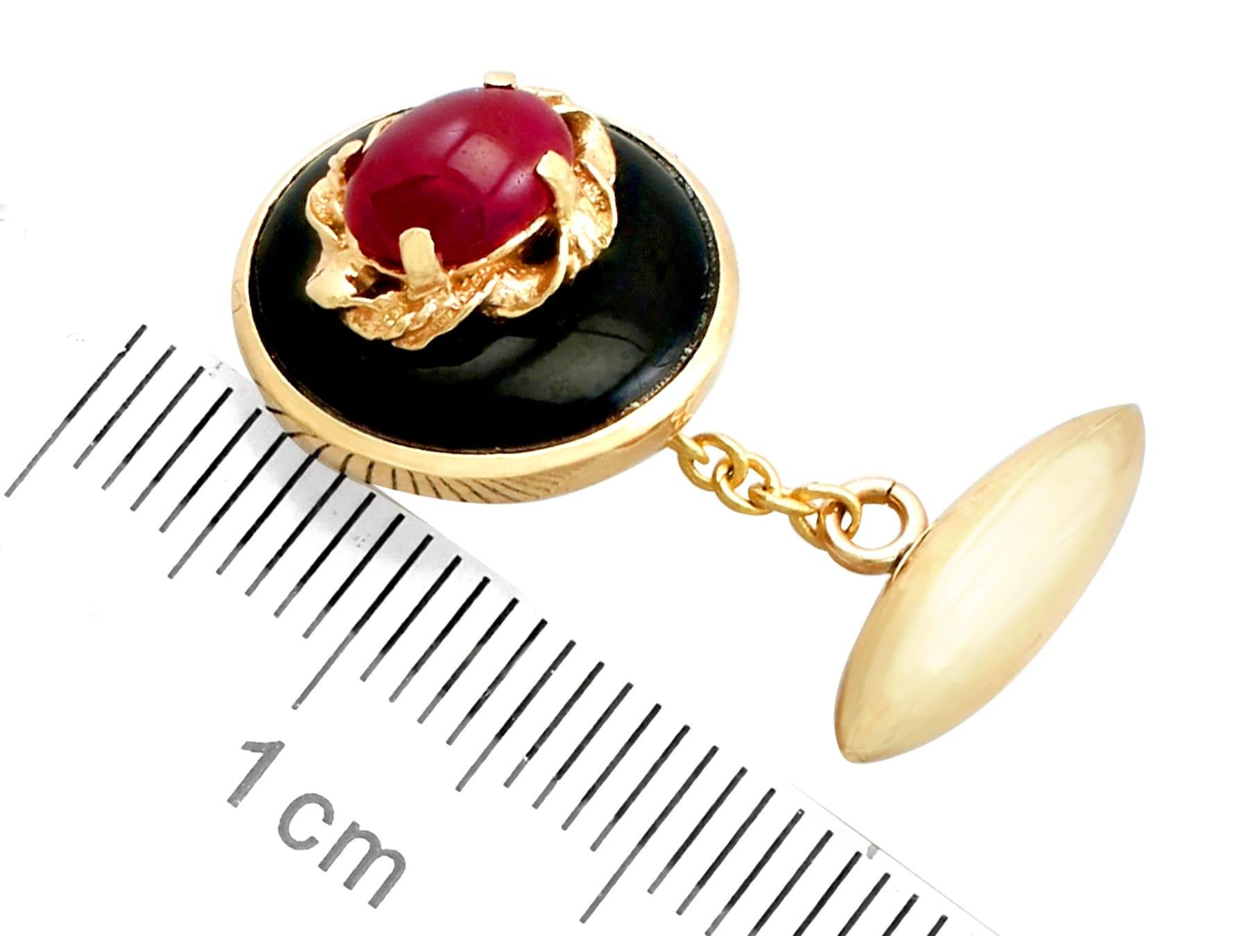 Italian 1.75 Carat Ruby and Onyx Yellow Gold Cufflinks For Sale 1