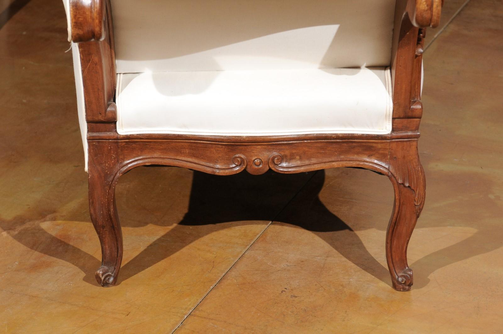 Italian 1750s Walnut Tripled Arched Sofa from Lombardy with New Upholstery For Sale 4