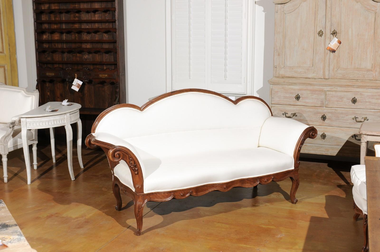 Italian 1750s Walnut Tripled Arched Sofa from Lombardy with New Upholstery In Good Condition For Sale In Atlanta, GA