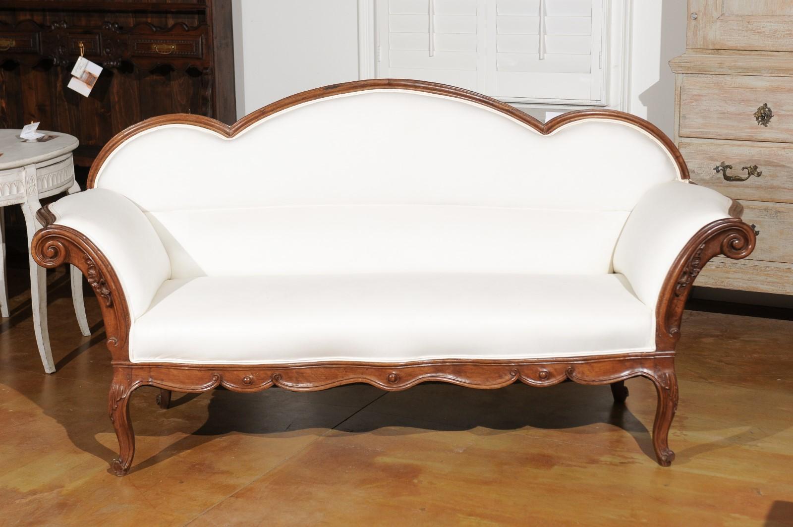 Italian 1750s Walnut Tripled Arched Sofa from Lombardy with New Upholstery For Sale 1