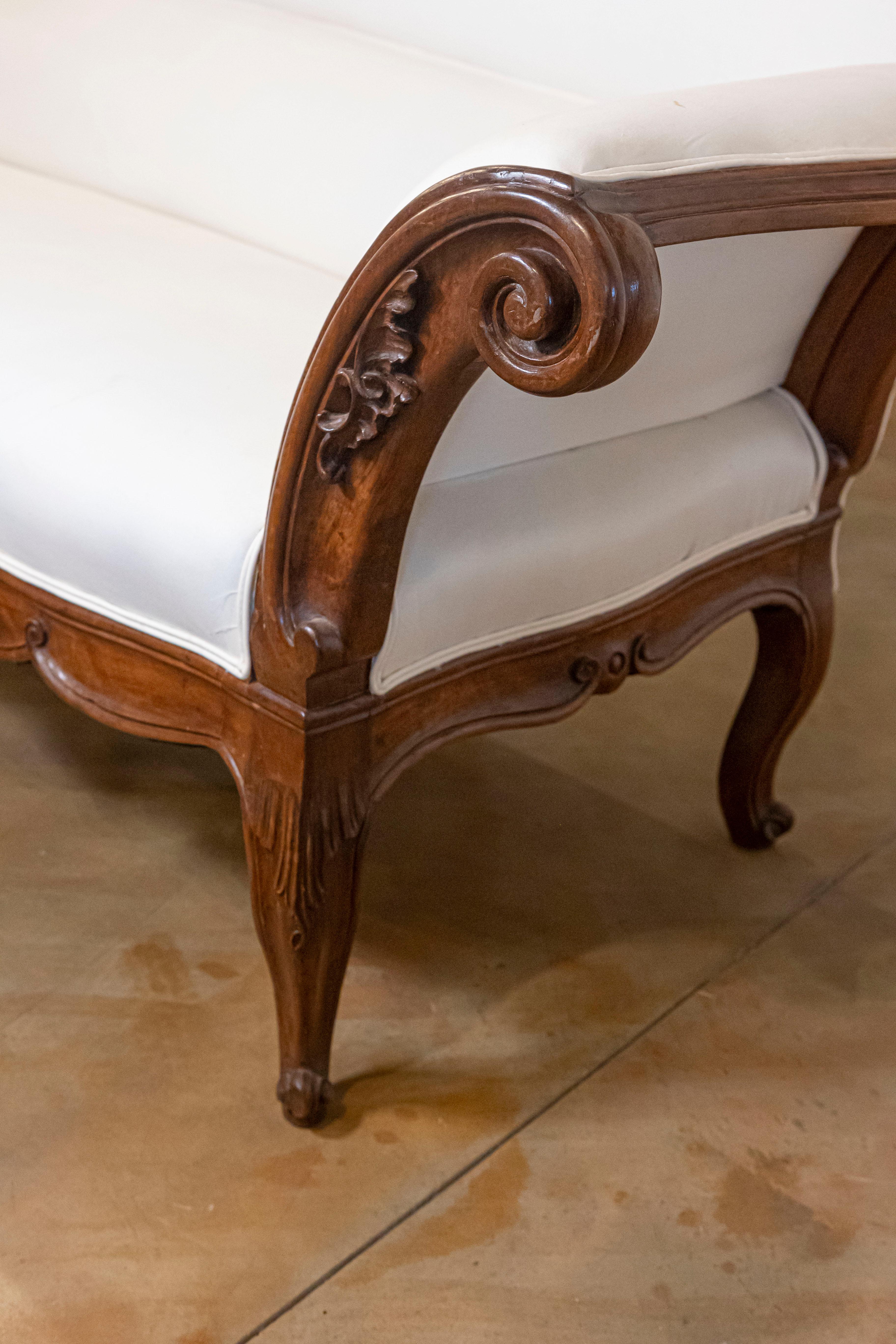 Italian 1750s Walnut Tripled Arched Sofa from Lombardy with New Upholstery For Sale 3