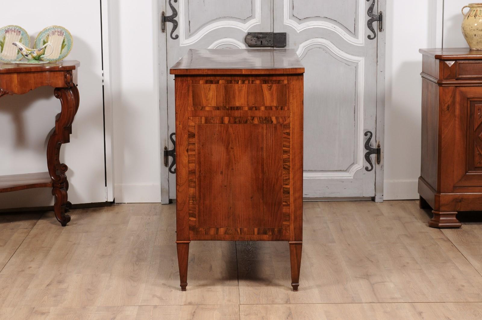 Italian 1780s Walnut and Mahogany Buffet with Cross Banding and Tapered Legs For Sale 4