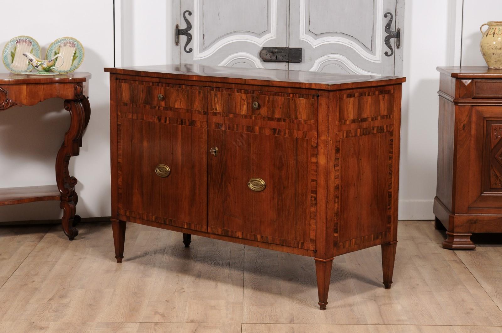 Italian 1780s Walnut and Mahogany Buffet with Cross Banding and Tapered Legs For Sale 5