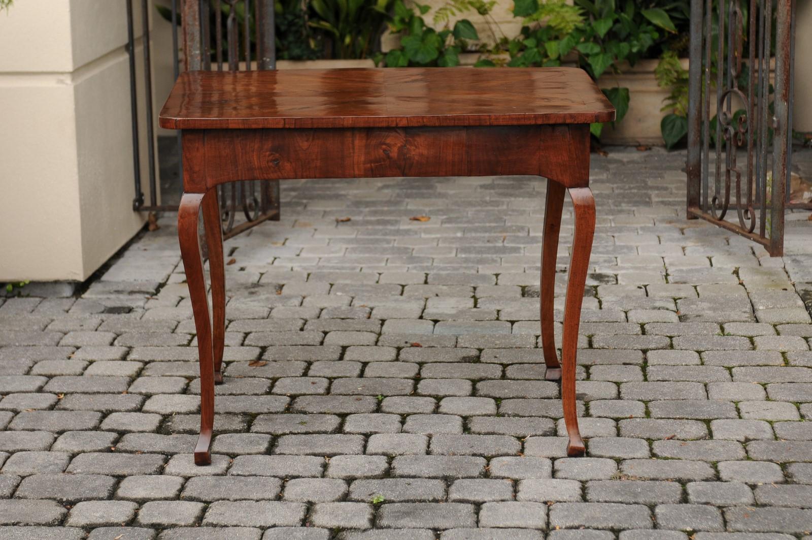 Italian 1780s Walnut Table with Quarter Veneer, Single Drawer and Cabriole Legs For Sale 6