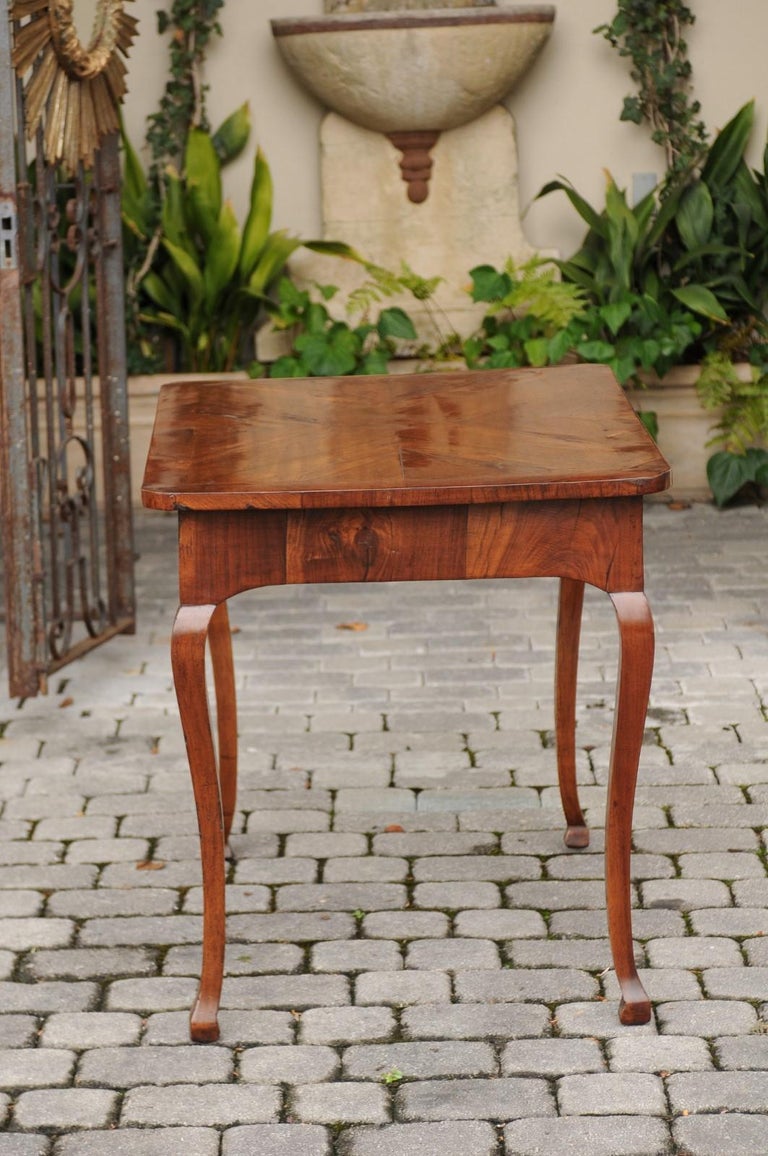 Italian 1780s Walnut Table with Quarter Veneer, Single Drawer and Cabriole Legs For Sale 7