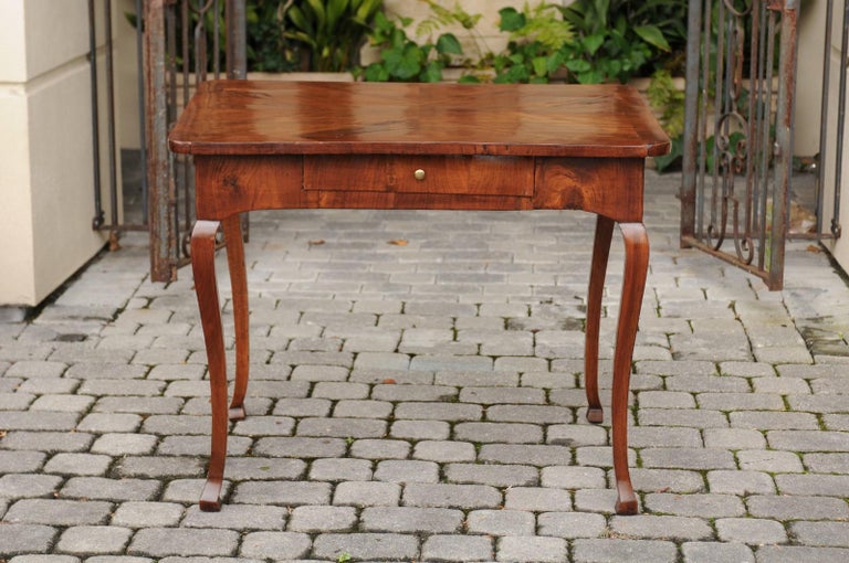 Italian 1780s Walnut Table with Quarter Veneer, Single Drawer and Cabriole Legs For Sale 8