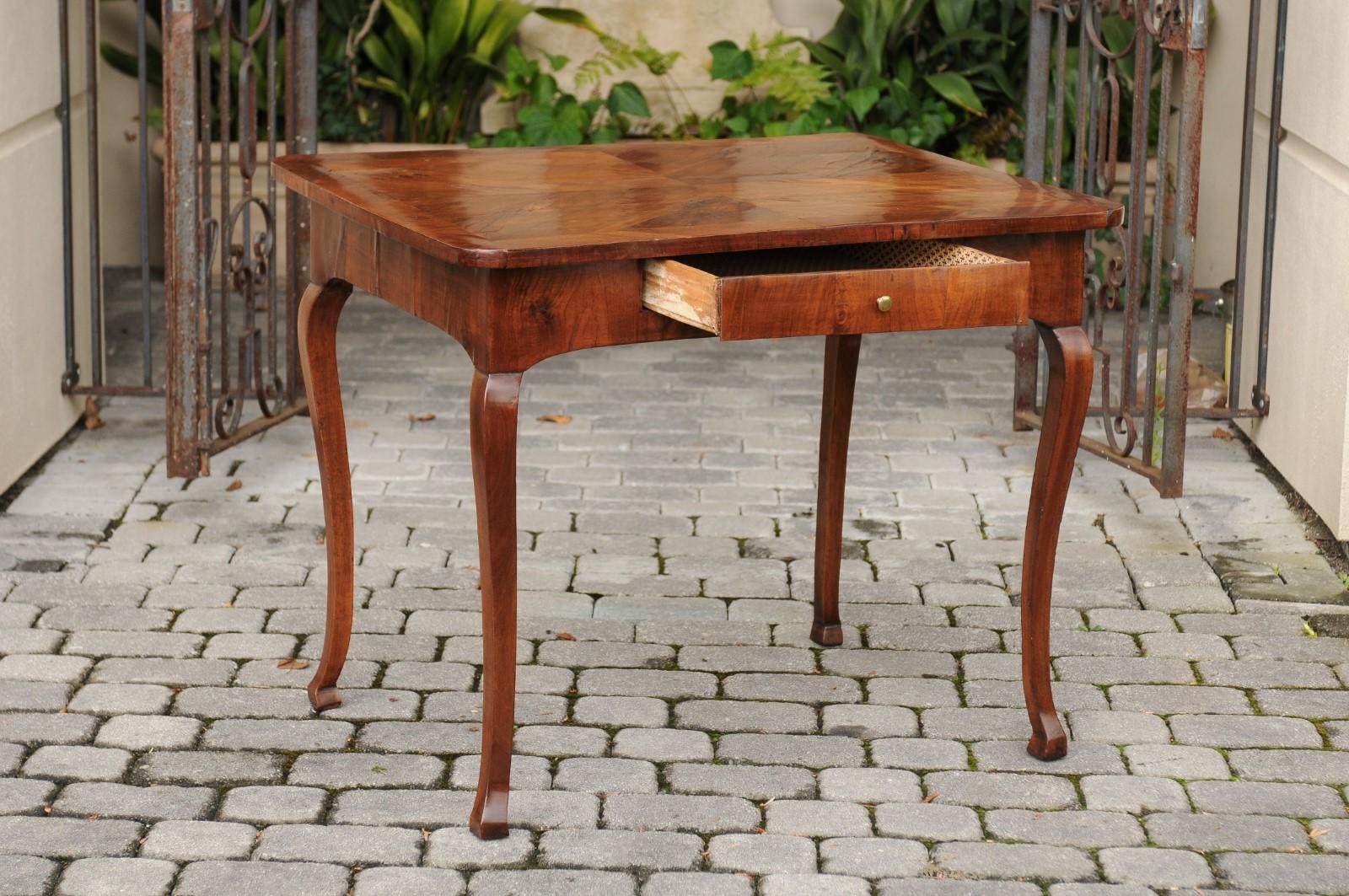 Italian 1780s Walnut Table with Quarter Veneer, Single Drawer and Cabriole Legs For Sale 1