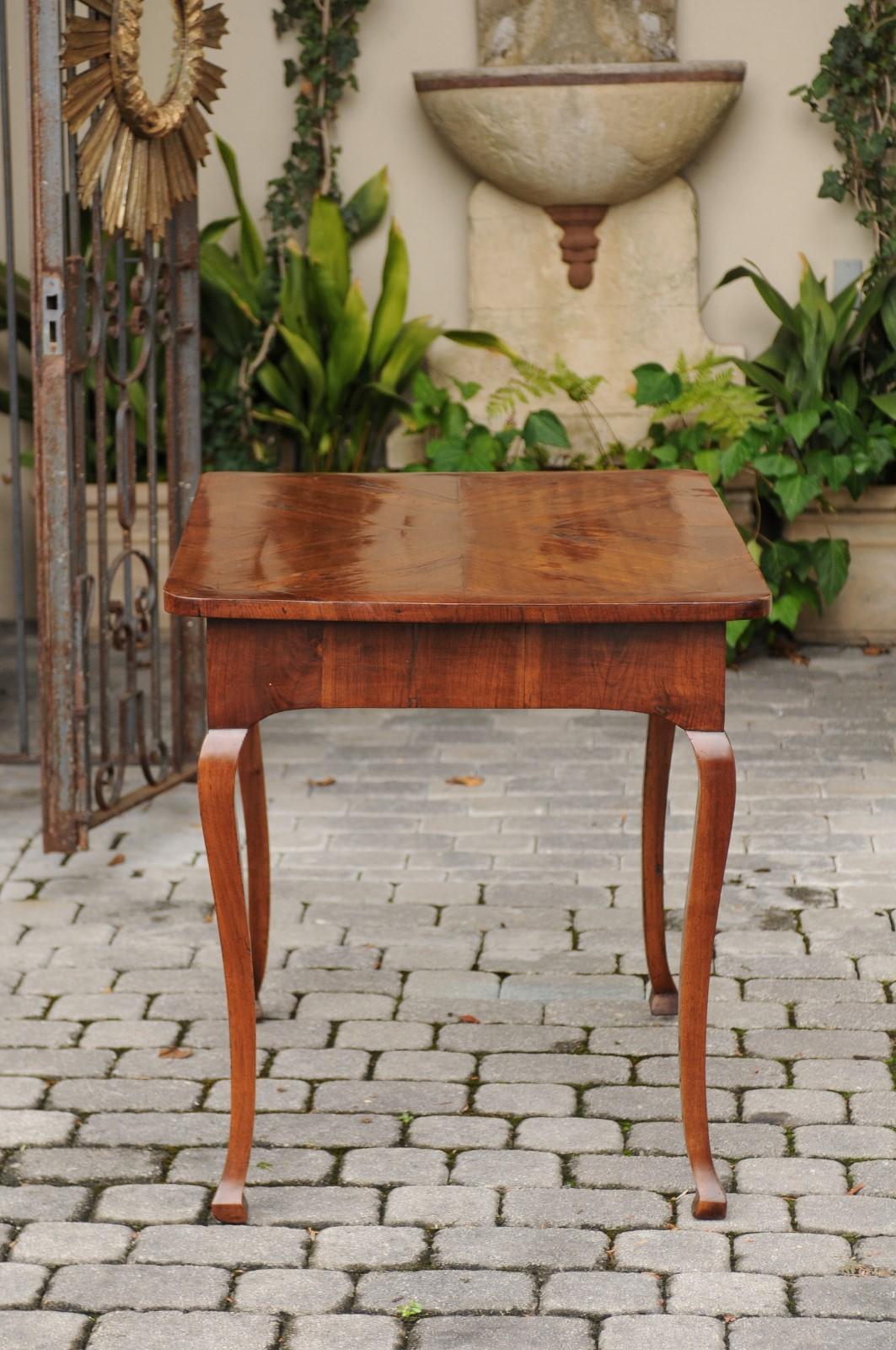 Italian 1780s Walnut Table with Quarter Veneer, Single Drawer and Cabriole Legs For Sale 5