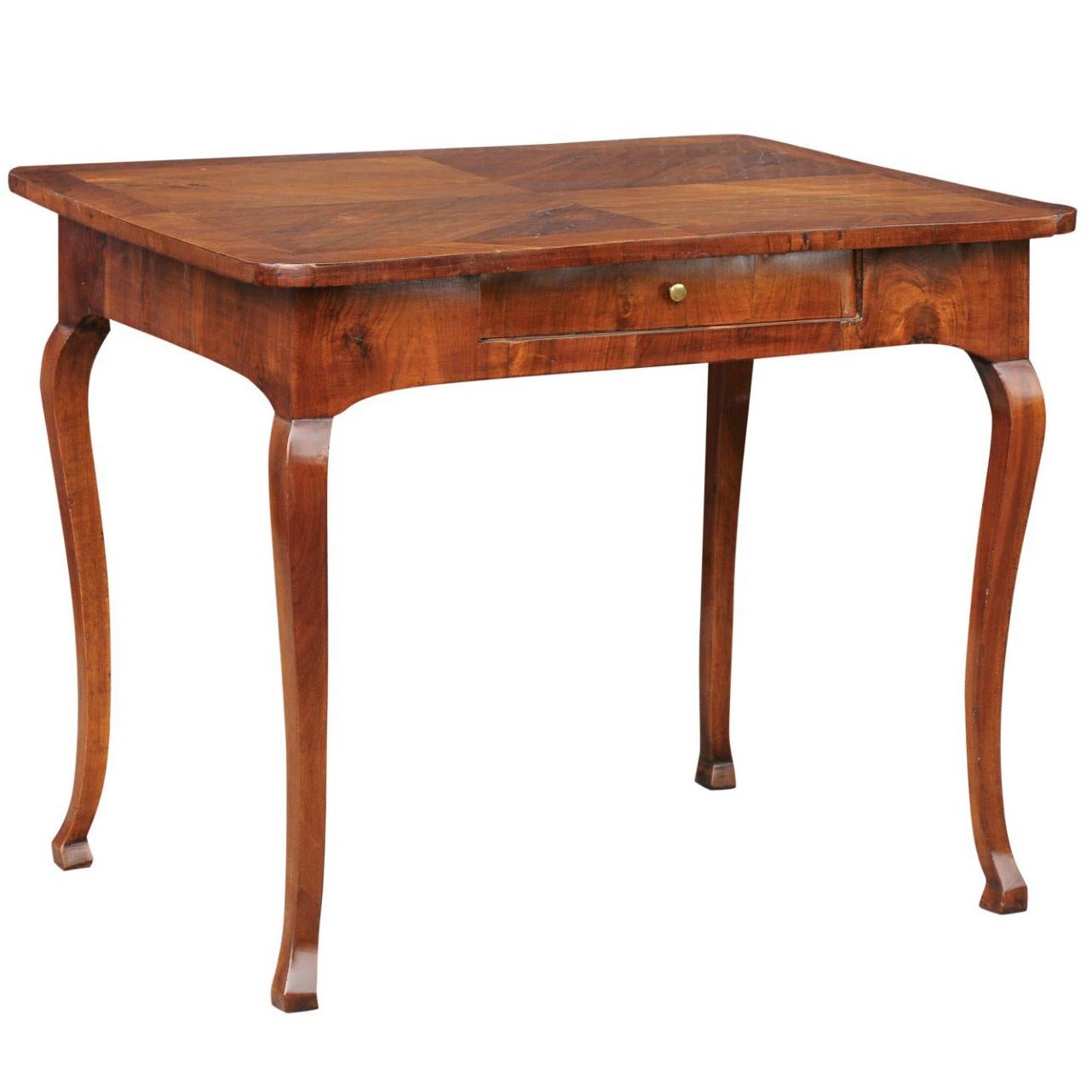 Italian 1780s Walnut Table with Quarter Veneer, Single Drawer and Cabriole Legs