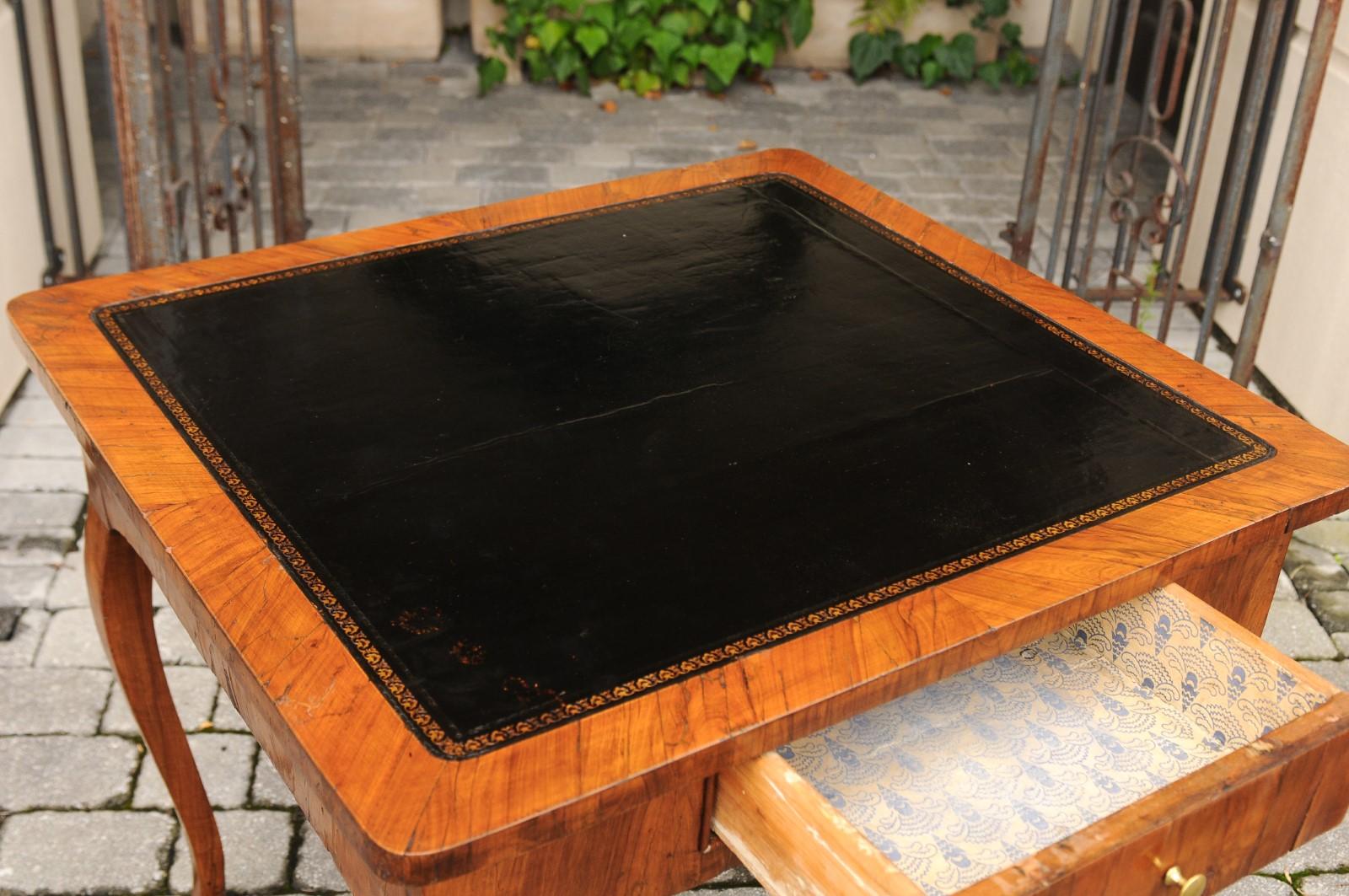 Italienischer Nussbaumholz-Spieltisch mit schwarzer Lederplatte und Schublade aus den 1780er Jahren im Angebot 1