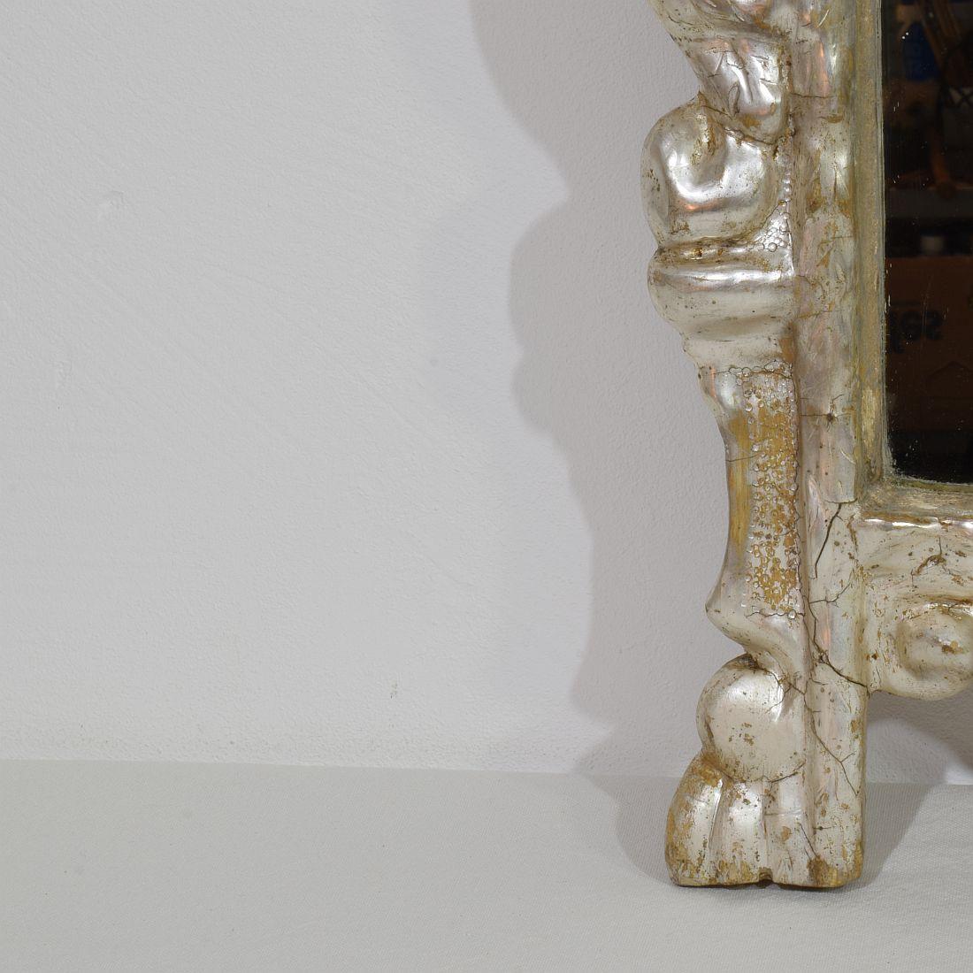 Miroir baroque italien du XVIIe/XVIIIe siècle en bois sculpté à feuilles d'argent avec des anges en vente 3