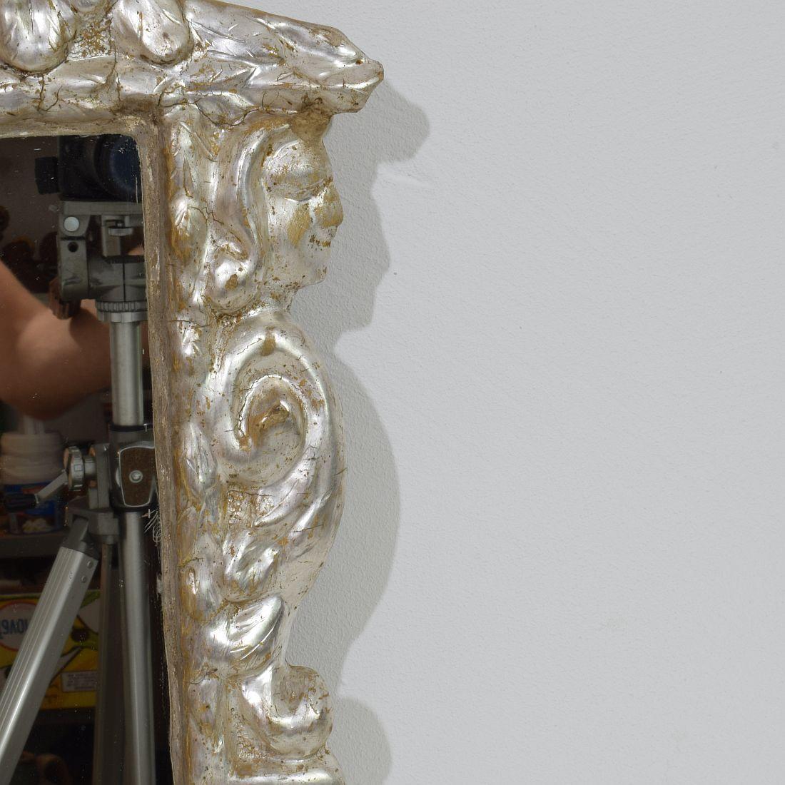 Miroir baroque italien du XVIIe/XVIIIe siècle en bois sculpté à feuilles d'argent avec des anges en vente 4