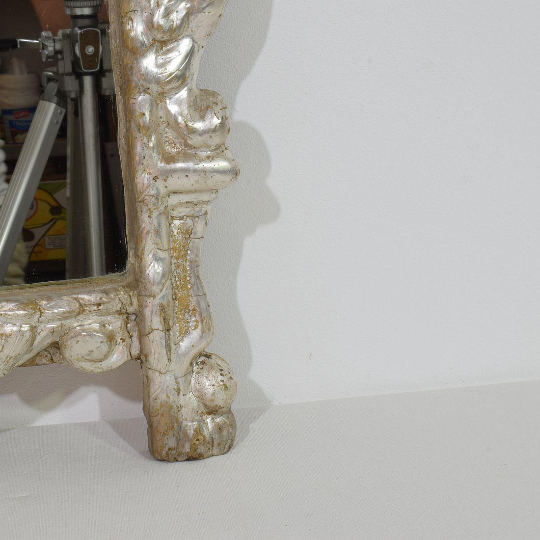 Miroir baroque italien du XVIIe/XVIIIe siècle en bois sculpté à feuilles d'argent avec des anges en vente 5