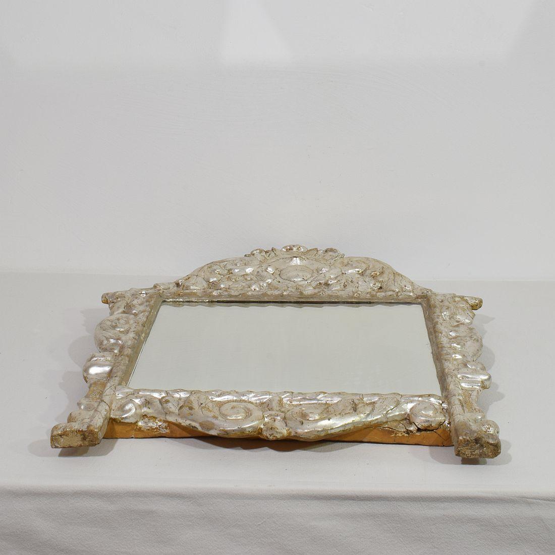 Miroir baroque italien du XVIIe/XVIIIe siècle en bois sculpté à feuilles d'argent avec des anges en vente 6