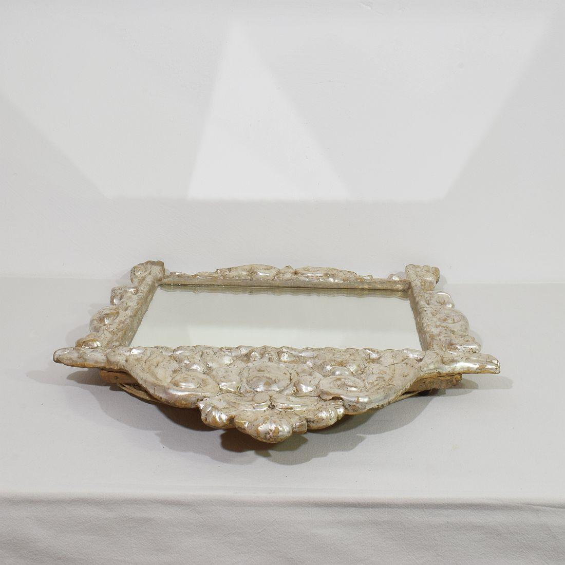 Miroir baroque italien du XVIIe/XVIIIe siècle en bois sculpté à feuilles d'argent avec des anges en vente 7