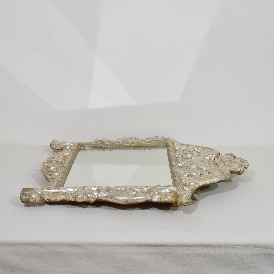 Miroir baroque italien du XVIIe/XVIIIe siècle en bois sculpté à feuilles d'argent avec des anges en vente 8