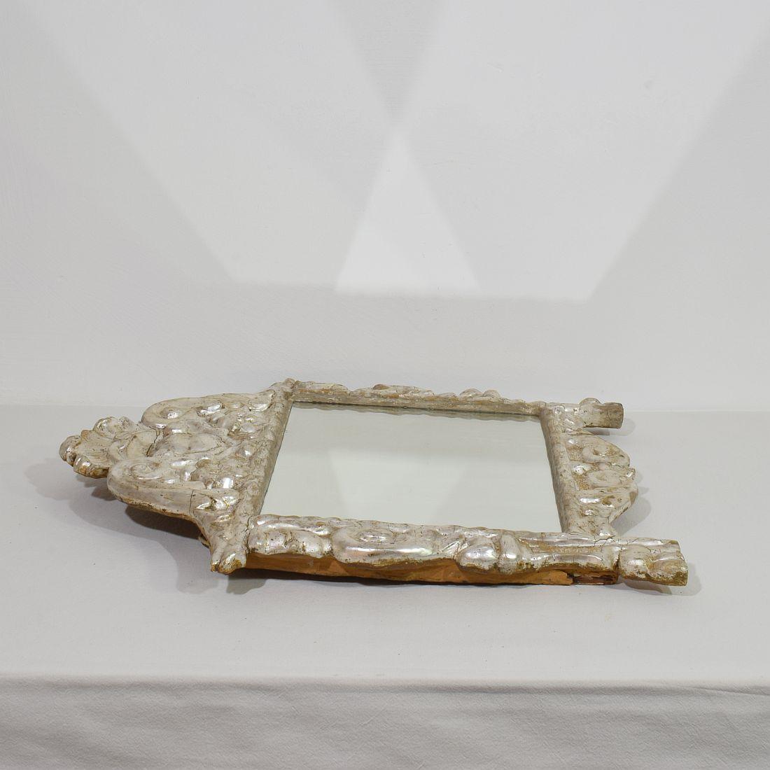 Miroir baroque italien du XVIIe/XVIIIe siècle en bois sculpté à feuilles d'argent avec des anges en vente 9