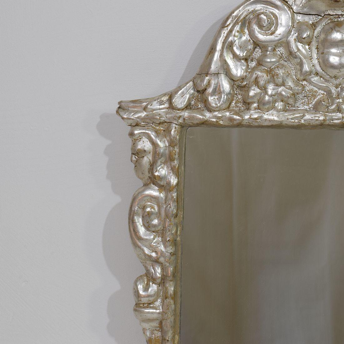 Italian 17th/ 18th Century Baroque Carved Wooden Silverleaf Mirror With Angels In Good Condition For Sale In Buisson, FR