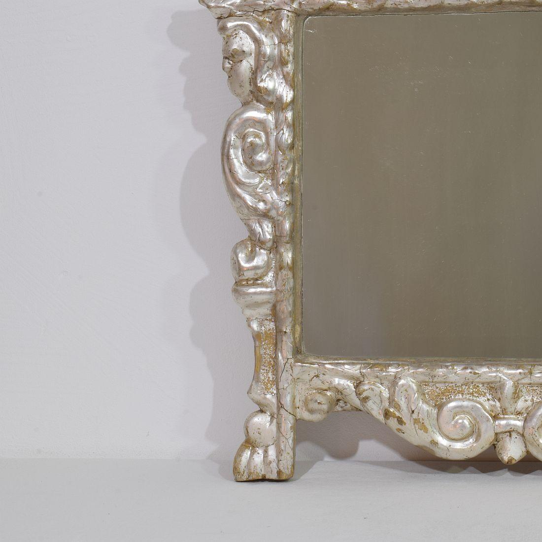 Miroir baroque italien du XVIIe/XVIIIe siècle en bois sculpté à feuilles d'argent avec des anges Bon état - En vente à Buisson, FR