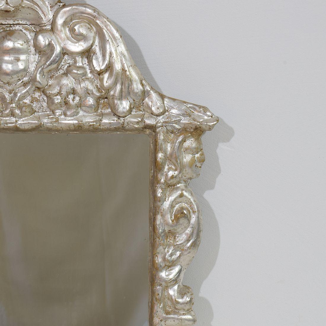 XVIIIe siècle et antérieur Miroir baroque italien du XVIIe/XVIIIe siècle en bois sculpté à feuilles d'argent avec des anges en vente